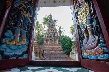 Tayland, Nan: 13 Kasım 2024 - Kuzey Tayland 'da Nan şehrindeki Wat Prayawat' ta İhtiyar Chedi.