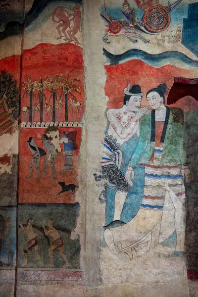 Tayland, Nan: 12 Kasım 2024 - Kuzey Tayland 'da Nan şehrindeki Wat Phumin' de Aşkın Fısıltısı Duvarı.  