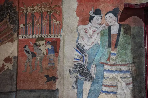 Tayland, Nan: 12 Kasım 2024 - Kuzey Tayland 'da Nan şehrindeki Wat Phumin' de Aşkın Fısıltısı Duvarı.  