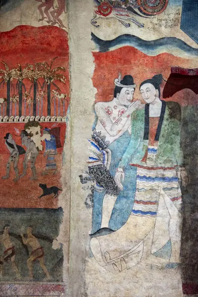 Tayland, Nan: 12 Kasım 2024 - Kuzey Tayland 'da Nan şehrindeki Wat Phumin' de Aşkın Fısıltısı Duvarı.  