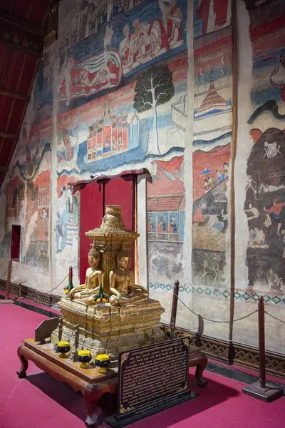 Tayland, Nan: 12 Kasım 2024 - Kuzey Tayland 'da Nan şehrindeki Wat Phumin' de duvar resimleri.