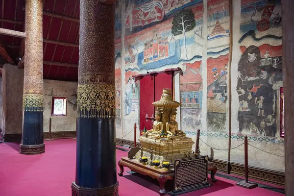 Tayland, Nan: 12 Kasım 2024 - Kuzey Tayland 'da Nan şehrindeki Wat Phumin' de duvar resimleri.