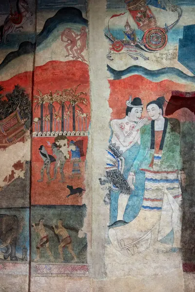 Tayland, Nan: 12 Kasım 2024 - Kuzey Tayland 'da Nan şehrindeki Wat Phumin' de Aşkın Fısıltısı Duvarı.  