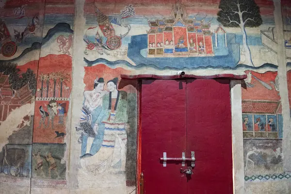 Tayland, Nan: 12 Kasım 2024 - Kuzey Tayland 'da Nan şehrindeki Wat Phumin' de Aşkın Fısıltısı Duvarı.  