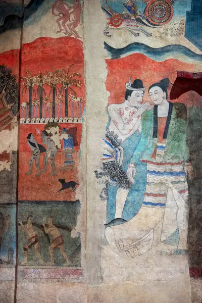 Tayland, Nan: 12 Kasım 2024 - Kuzey Tayland 'da Nan şehrindeki Wat Phumin' de Aşkın Fısıltısı Duvarı.  