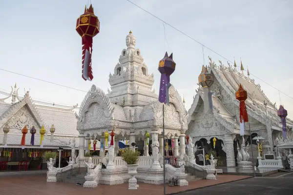Tayland, Nan: 12 Kasım 2024 - Kuzey Tayland 'ın Nan şehrinde Nan şehrinde Şehir Sütunu ve Wat Ming Mueang.  