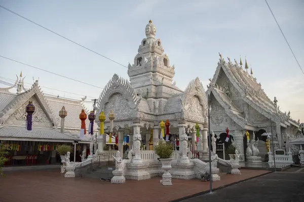Tayland, Nan: 12 Kasım 2024 - Kuzey Tayland 'ın Nan şehrinde Nan şehrinde Şehir Sütunu ve Wat Ming Mueang.  