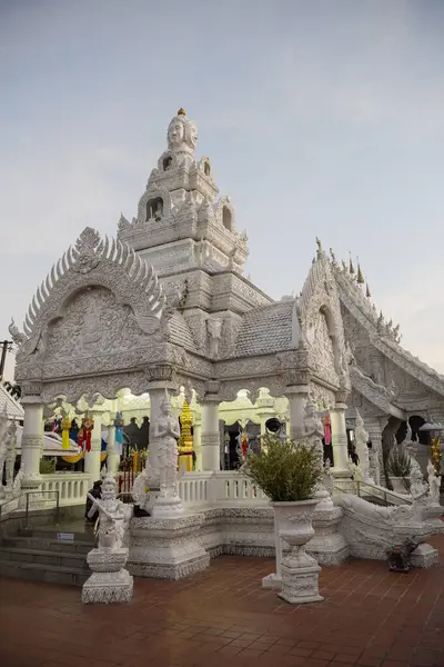 Tayland, Nan: 12 Kasım 2024 - Kuzey Tayland 'ın Nan şehrinde Nan şehrinde Şehir Sütunu ve Wat Ming Mueang.  