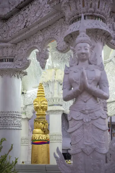 Tayland, Nan: 12 Kasım 2024 - Kuzey Tayland 'ın Nan şehrinde Nan şehrinde Şehir Sütunu ve Wat Ming Mueang.  
