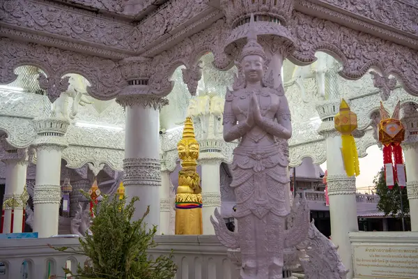 Tayland, Nan: 12 Kasım 2024 - Kuzey Tayland 'ın Nan şehrinde Nan şehrinde Şehir Sütunu ve Wat Ming Mueang.  