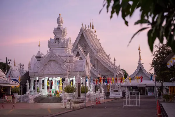 Tayland, Nan: 12 Kasım 2024 - Kuzey Tayland 'ın Nan şehrinde Nan şehrinde Şehir Sütunu ve Wat Ming Mueang.  