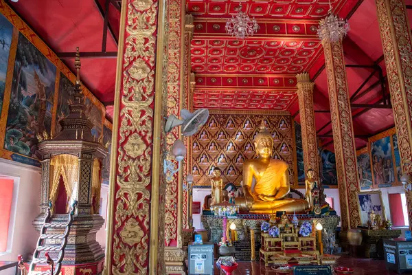 Tayland, Nan: 13 Kasım 2024 - Wat Suan Tan 'ın içinde Chedi ile birlikte Kuzey Tayland' da Nan şehrinde.   