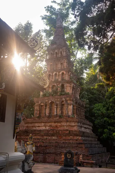 Tayland, Nan: 13 Kasım 2024 - Kuzey Tayland 'da Nan şehrindeki Wat Prayawat' ta İhtiyar Chedi.