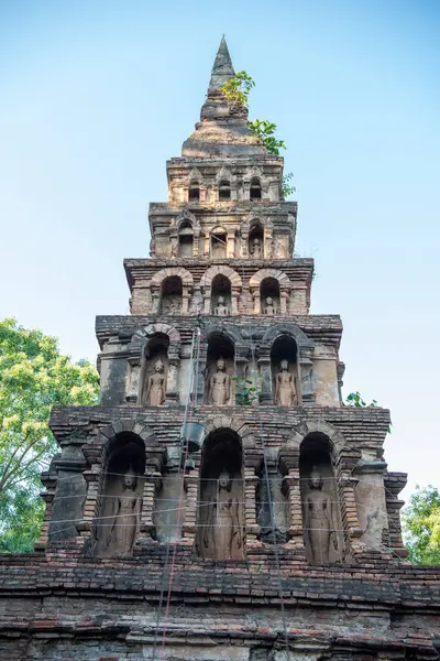 Tayland, Nan: 13 Kasım 2024 - Kuzey Tayland 'da Nan şehrindeki Wat Prayawat' ta İhtiyar Chedi.