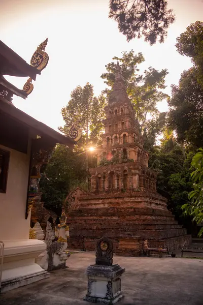 Tayland, Nan: 13 Kasım 2024 - Kuzey Tayland 'da Nan şehrindeki Wat Prayawat' ta İhtiyar Chedi.