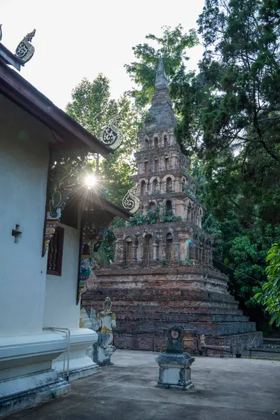 Tayland, Nan: 13 Kasım 2024 - Kuzey Tayland 'da Nan şehrindeki Wat Prayawat' ta İhtiyar Chedi.