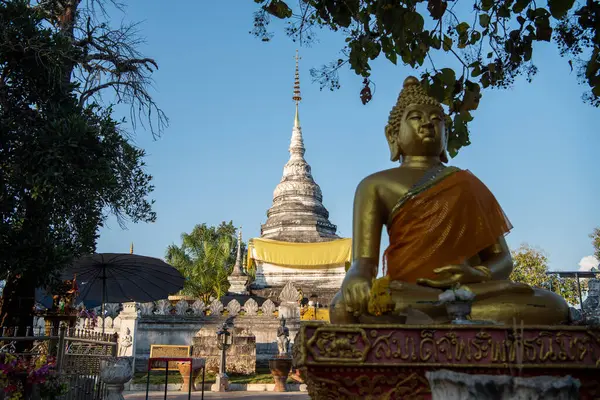 Tayland, Nan: 13 Kasım 2024 - Kuzey Tayland 'ın Nan ilindeki Khao Noi şehrinde Wat Phra' daki Chedi.  