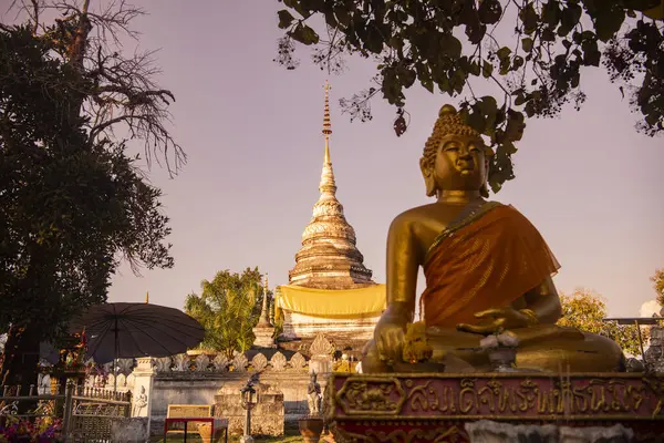 Tayland, Nan: 13 Kasım 2024 - Kuzey Tayland 'ın Nan ilindeki Khao Noi şehrinde Wat Phra' daki Chedi.  
