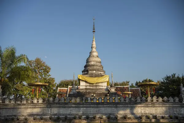 Tayland, Nan: 13 Kasım 2024 - Kuzey Tayland 'ın Nan ilindeki Khao Noi şehrinde Wat Phra' daki Chedi.  
