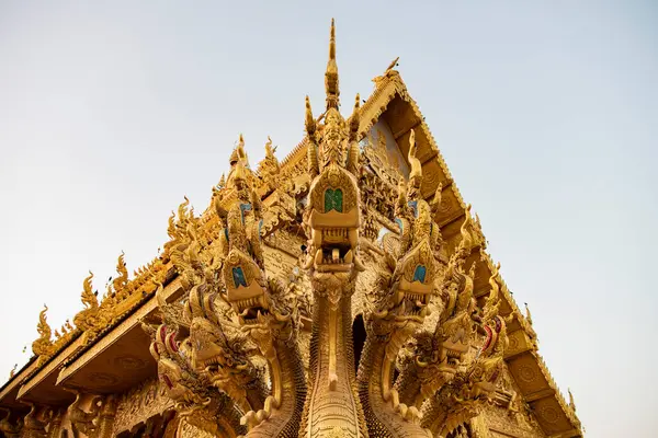 Tayland, Nan: 13 Kasım 2024 - Nan şehrinde Wat Sri Phan Ton, Kuzey Tayland.  