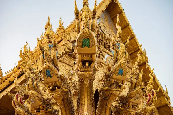 Tayland, Nan: 13 Kasım 2024 - Nan şehrinde Wat Sri Phan Ton, Kuzey Tayland.  