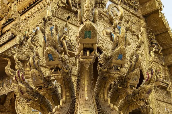 Tayland, Nan: 13 Kasım 2024 - Nan şehrinde Wat Sri Phan Ton, Kuzey Tayland.  