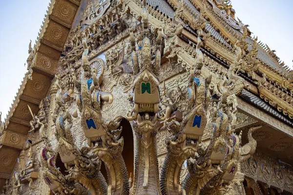 Tayland, Nan: 13 Kasım 2024 - Nan şehrinde Wat Sri Phan Ton, Kuzey Tayland.  