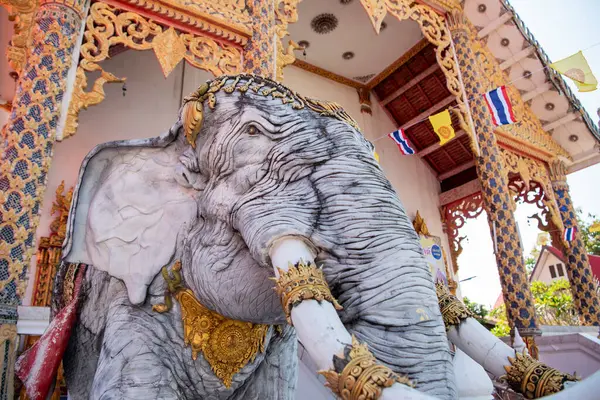 Tayland, Nan: 14 Kasım 2024 - Kuzey Tayland 'ın Nan ilindeki Wat Chang Phueak şehrinde fil alevleri.  