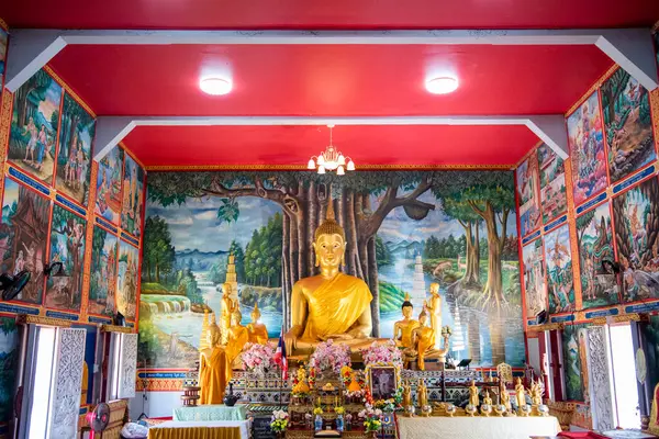 Tayland, Nan: 14 Kasım 2024 - Kuzey Tayland 'ın Nan ilindeki Wat Satharot şehrinde.  