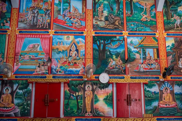 Tayland, Nan: 14 Kasım 2024 - Kuzey Tayland 'ın Nan ilindeki Wat Satharot şehrinde.  