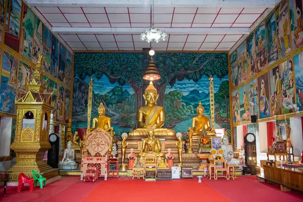 Tayland, Nan: 14 Kasım 2024 - Kuzey Tayland 'ın Nan ilindeki Wat Sri Boon Ruang şehrinde.  