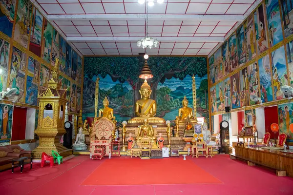 Tayland, Nan: 14 Kasım 2024 - Kuzey Tayland 'ın Nan ilindeki Wat Sri Boon Ruang şehrinde.  