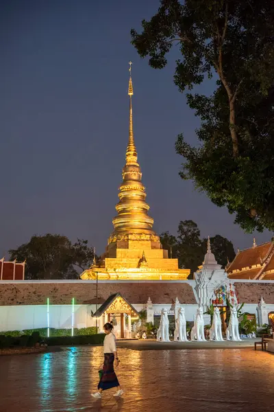 Tayland, Nan: 14 Kasım 2024 - Kuzey Tayland 'da Nan şehrindeki Chae Haeng şehrindeki Wat Phra' da Chedi.