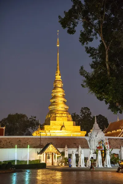 Tayland, Nan: 14 Kasım 2024 - Kuzey Tayland 'da Nan şehrindeki Chae Haeng şehrindeki Wat Phra' da Chedi.