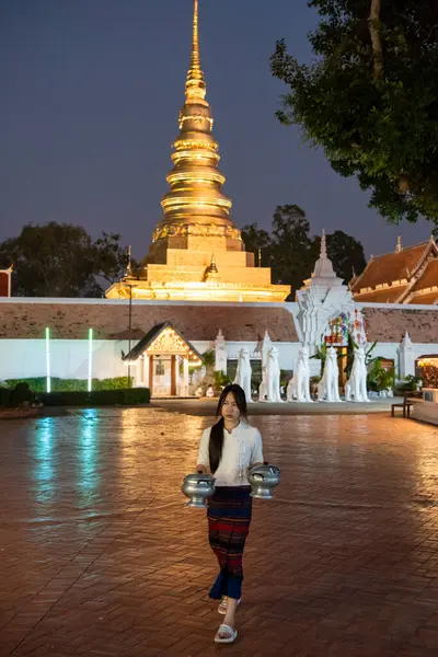 Tayland, Nan: 14 Kasım 2024 - Kuzey Tayland 'da Nan şehrindeki Chae Haeng şehrindeki Wat Phra' da Chedi.