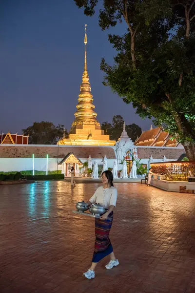Tayland, Nan: 14 Kasım 2024 - Kuzey Tayland 'da Nan şehrindeki Chae Haeng şehrindeki Wat Phra' da Chedi.