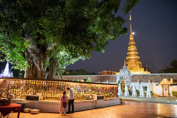 Tayland, Nan: 14 Kasım 2024 - Kuzey Tayland 'da Nan şehrindeki Chae Haeng şehrindeki Wat Phra' da Chedi.
