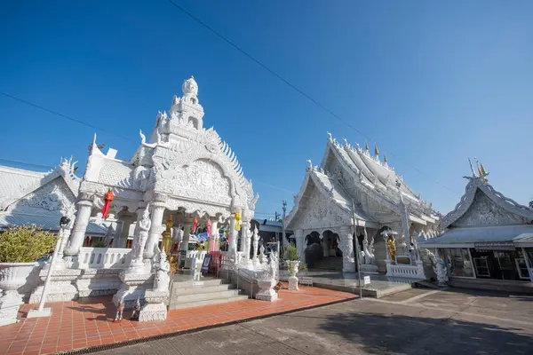 Tayland, Nan: 12 Kasım 2024 - Kuzey Tayland 'ın Nan şehrinde Nan şehrinde Şehir Sütunu ve Wat Ming Mueang.  