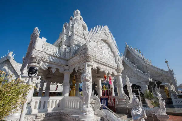 Tayland, Nan: 12 Kasım 2024 - Kuzey Tayland 'ın Nan şehrinde Nan şehrinde Şehir Sütunu ve Wat Ming Mueang.  