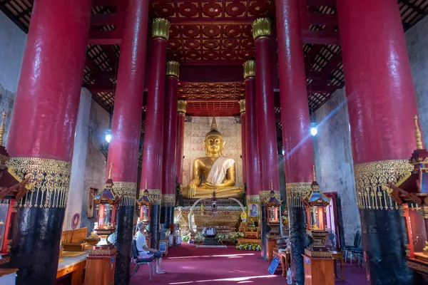 Tayland, Nan: 12 Kasım 2024 - Wat Phra Chang Kham Worawihan Kuzey Tayland 'da Nan şehrinde.  