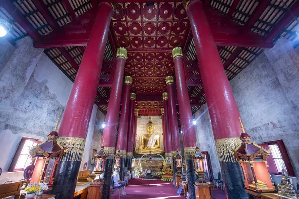 Tayland, Nan: 12 Kasım 2024 - Wat Phra Chang Kham Worawihan Kuzey Tayland 'da Nan şehrinde.  