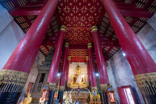 Tayland, Nan: 12 Kasım 2024 - Wat Phra Chang Kham Worawihan Kuzey Tayland 'da Nan şehrinde.  