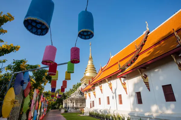 Tayland, Nan: 12 Kasım 2024 - Kuzey Tayland 'da Nan şehrindeki Wat Changkham Worawihan' da Loy Krathong dekorasyonu.  