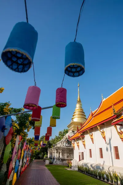 Tayland, Nan: 12 Kasım 2024 - Kuzey Tayland 'da Nan şehrindeki Wat Changkham Worawihan' da Loy Krathong dekorasyonu.  