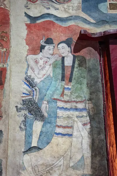 Tayland, Nan: 12 Kasım 2024 - Kuzey Tayland 'da Nan şehrindeki Wat Phumin' de Aşkın Fısıltısı Duvarı.  