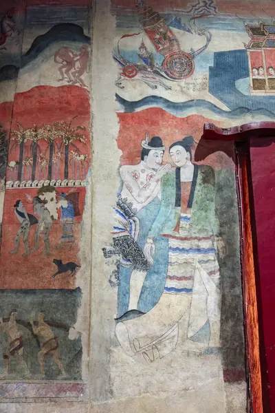 Tayland, Nan: 12 Kasım 2024 - Kuzey Tayland 'da Nan şehrindeki Wat Phumin' de Aşkın Fısıltısı Duvarı.  