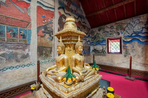 Tayland, Nan: 12 Kasım 2024 - Kuzey Tayland 'da Nan şehrindeki Wat Phumin' de duvar resimleri.