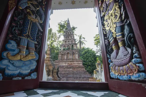 Tayland, Nan: 13 Kasım 2024 - Kuzey Tayland 'da Nan şehrindeki Wat Prayawat' ta İhtiyar Chedi.