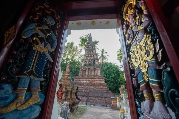 Tayland, Nan: 13 Kasım 2024 - Kuzey Tayland 'da Nan şehrindeki Wat Prayawat' ta İhtiyar Chedi.