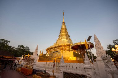 Tayland, Nan: 14 Kasım 2024 - Kuzey Tayland 'da Nan şehrindeki Chae Haeng şehrindeki Wat Phra' da Chedi.